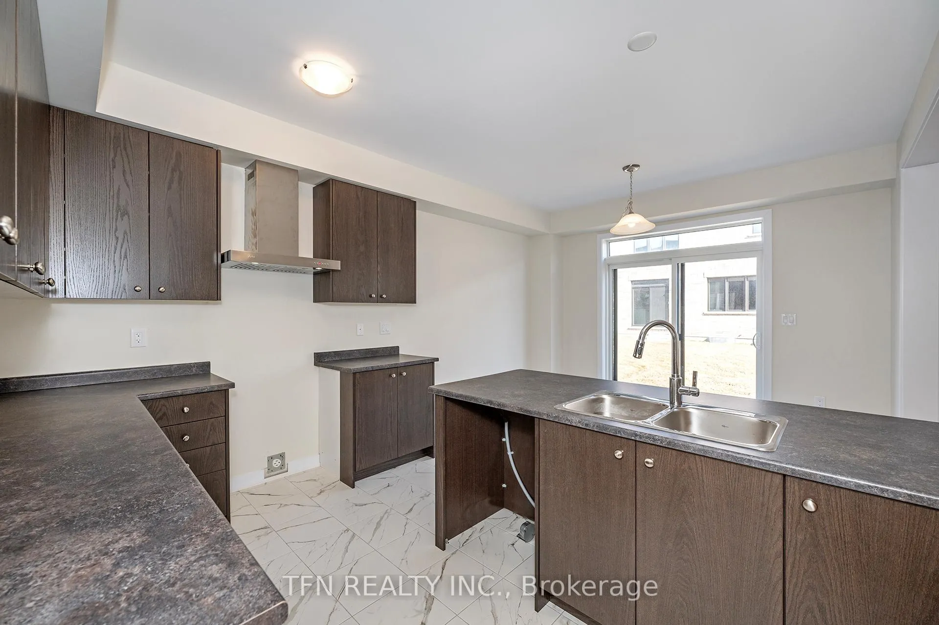 Photo 25 of 71 Wintergreen Crescent, Haldimand — HOMEH