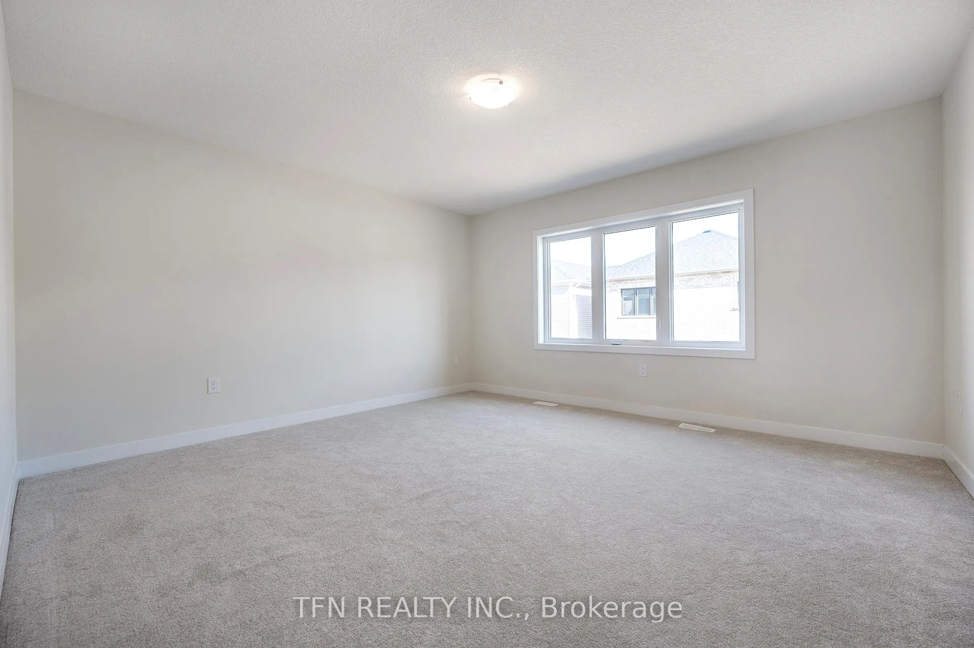 Photo 33 of 71 Wintergreen Crescent, Haldimand — HOMEH
