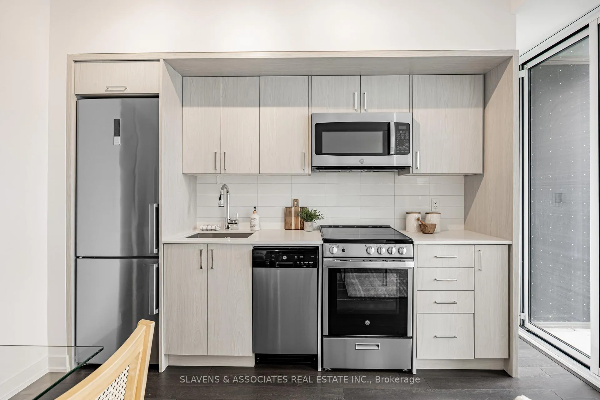 Photo 4 of Unit 304, 1 Cardiff Road, Toronto, Mount Pleasant East — HOMEH