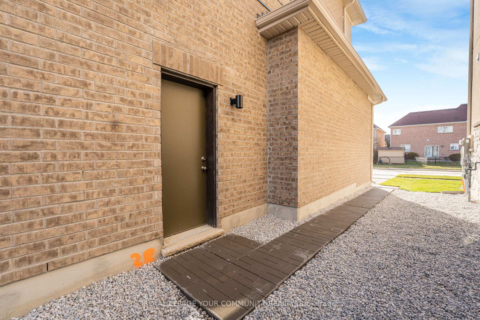 Photo 3 of 46 Altamira Road, Brampton, Vales of Castlemore — HOMEH