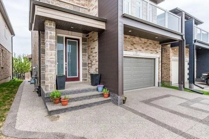 Photo 2 of 23 Saddlebrook Court, Kitchener — HOMEH