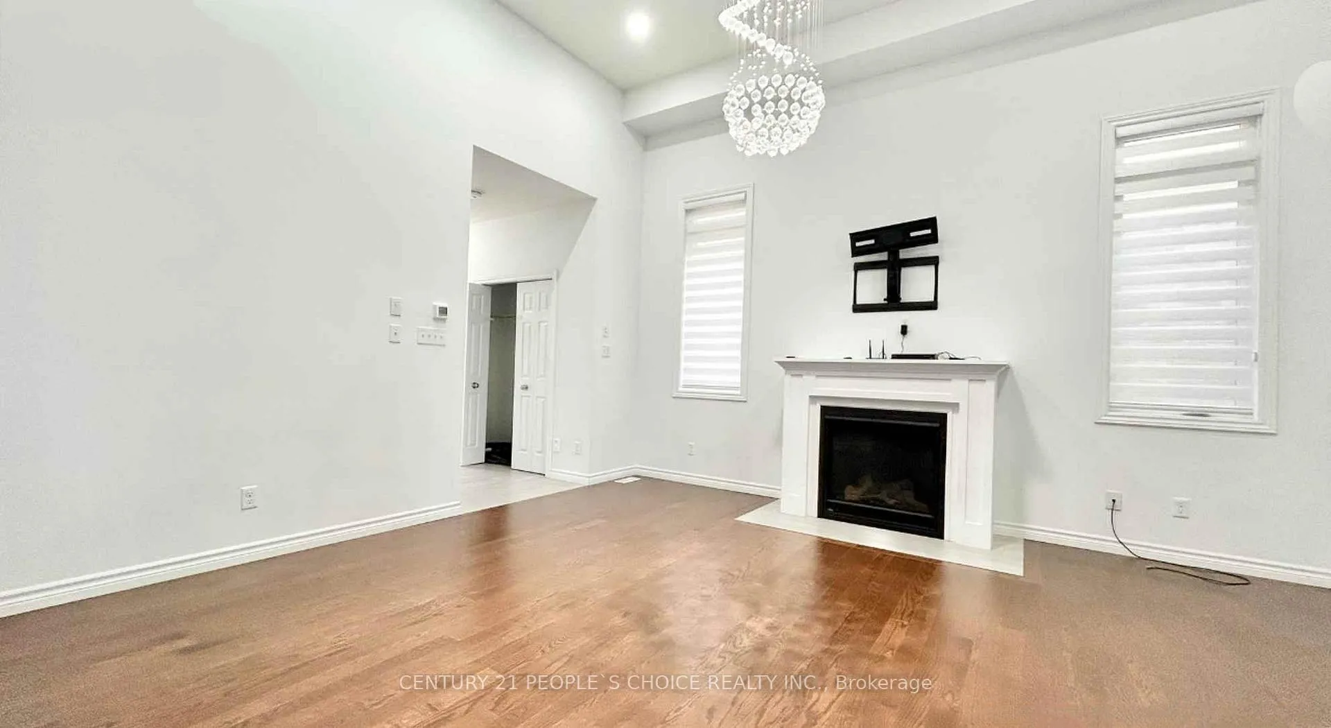 Photo 4 of 23 Saddlebrook Court, Kitchener — HOMEH
