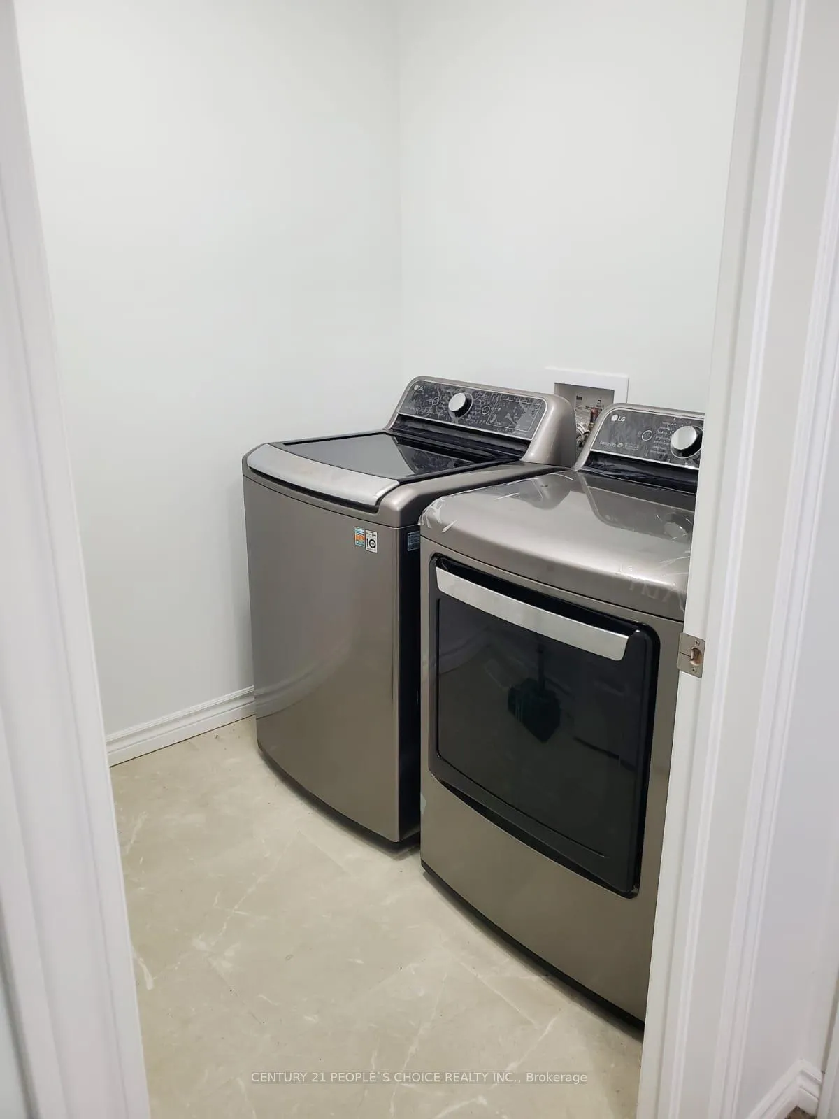 Photo 21 of 23 Saddlebrook Court, Kitchener — HOMEH