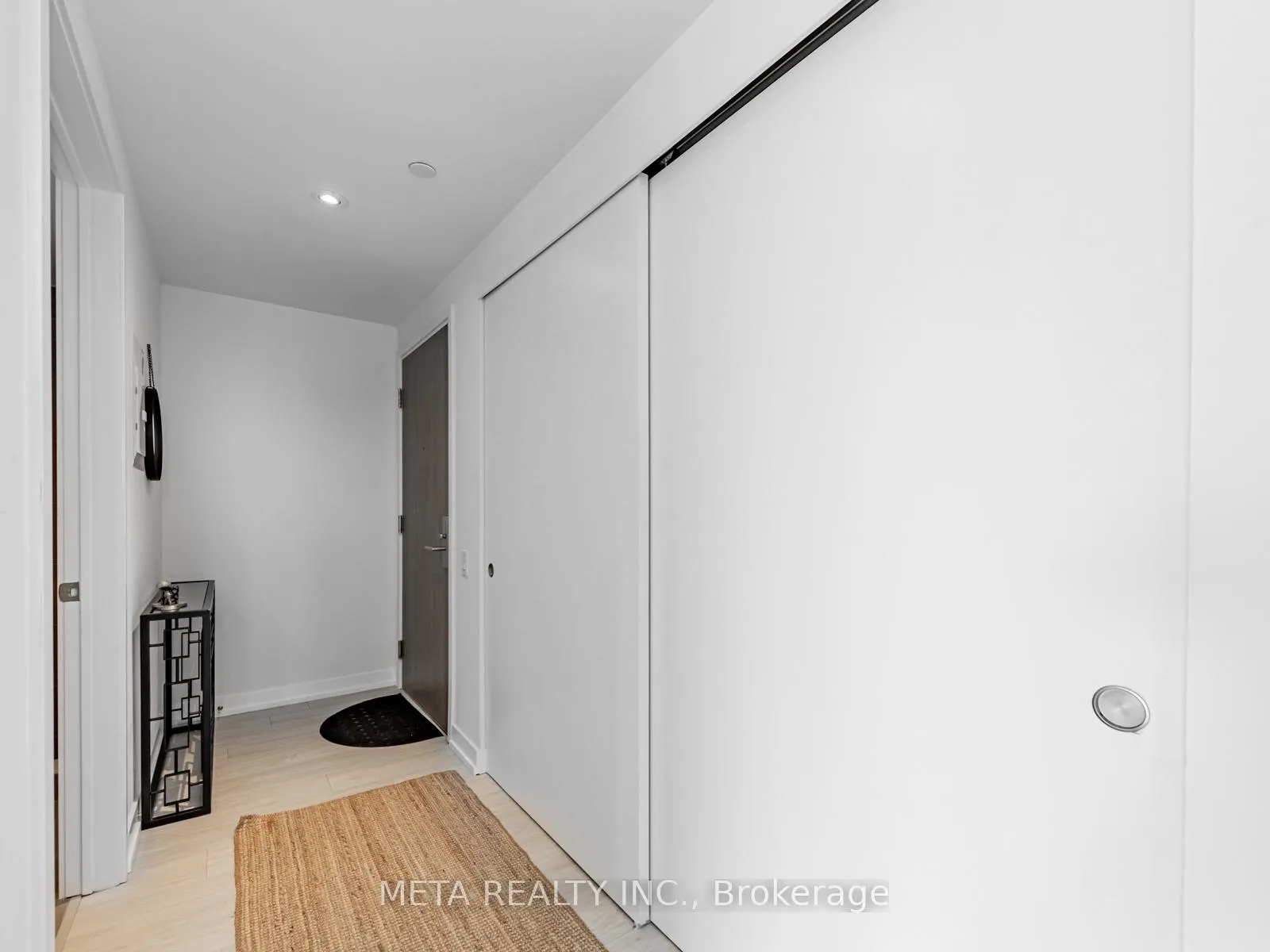 Photo 3 of Unit 2210, 161 Roehampton Avenue E, Toronto, Mount Pleasant West — HOMEH