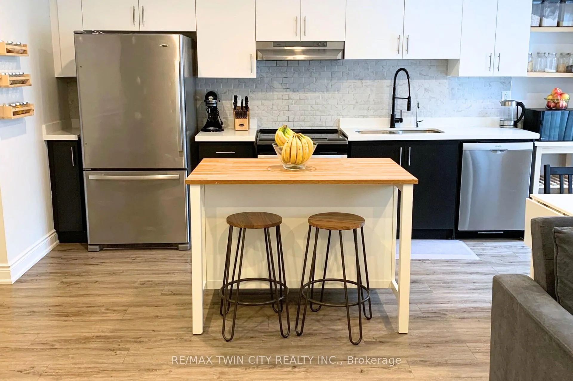 Photo 3 of Unit #21, 420 Linden Drive, Cambridge, Preston Heights — HOMEH