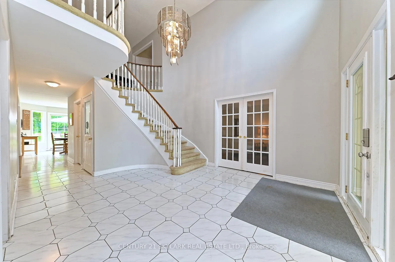 Photo 3 of 33 Hathaway Court, Caledon, Bolton North — HOMEH