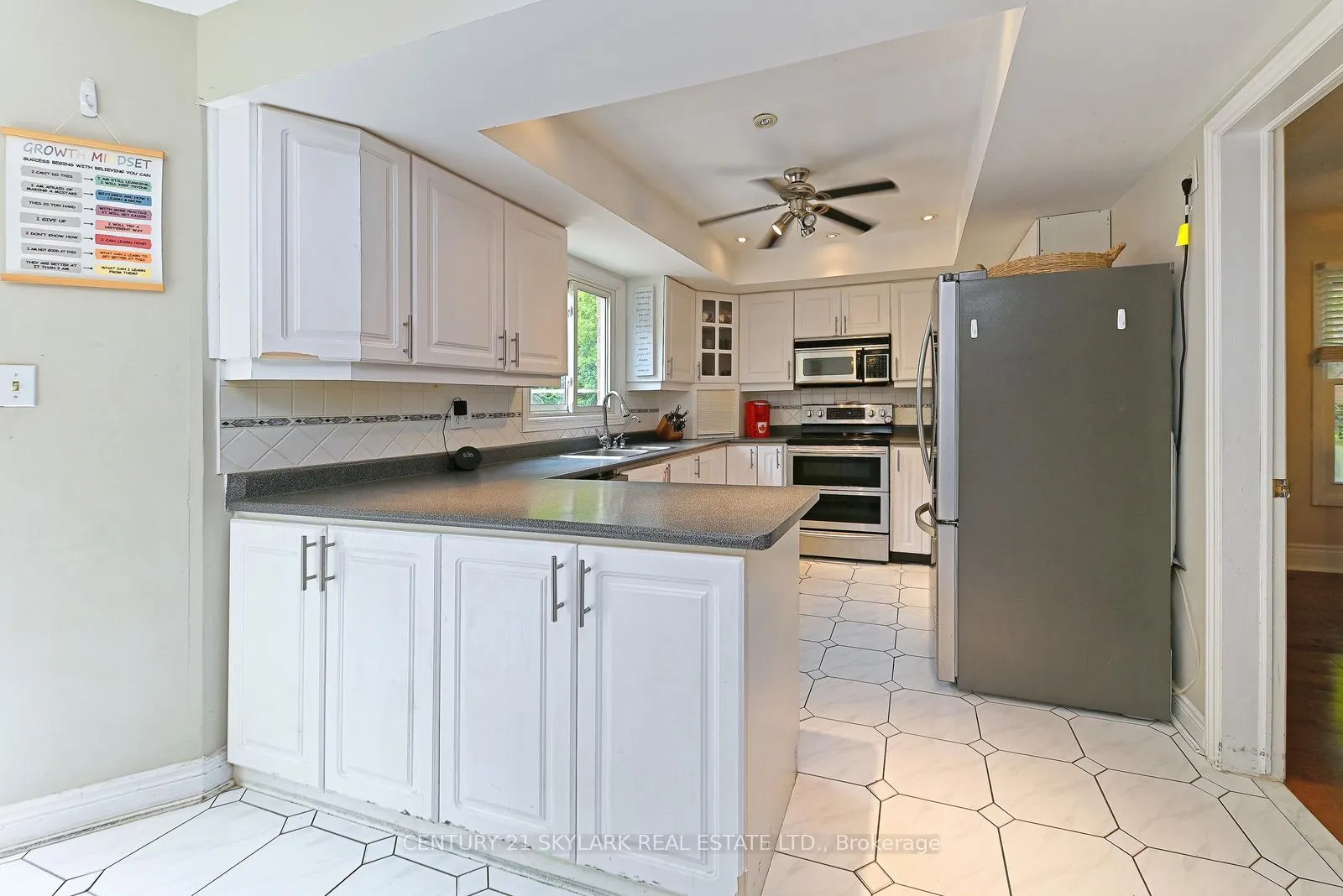 Photo 7 of 33 Hathaway Court, Caledon, Bolton North — HOMEH