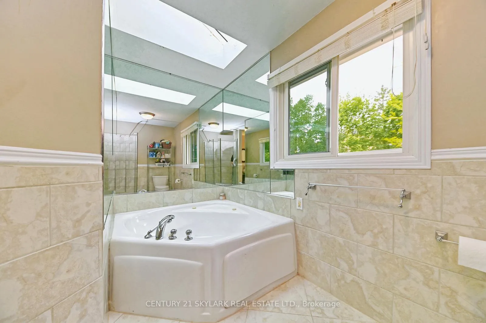Photo 18 of 33 Hathaway Court, Caledon, Bolton North — HOMEH