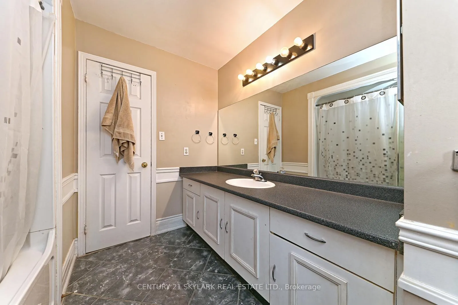 Photo 23 of 33 Hathaway Court, Caledon, Bolton North — HOMEH