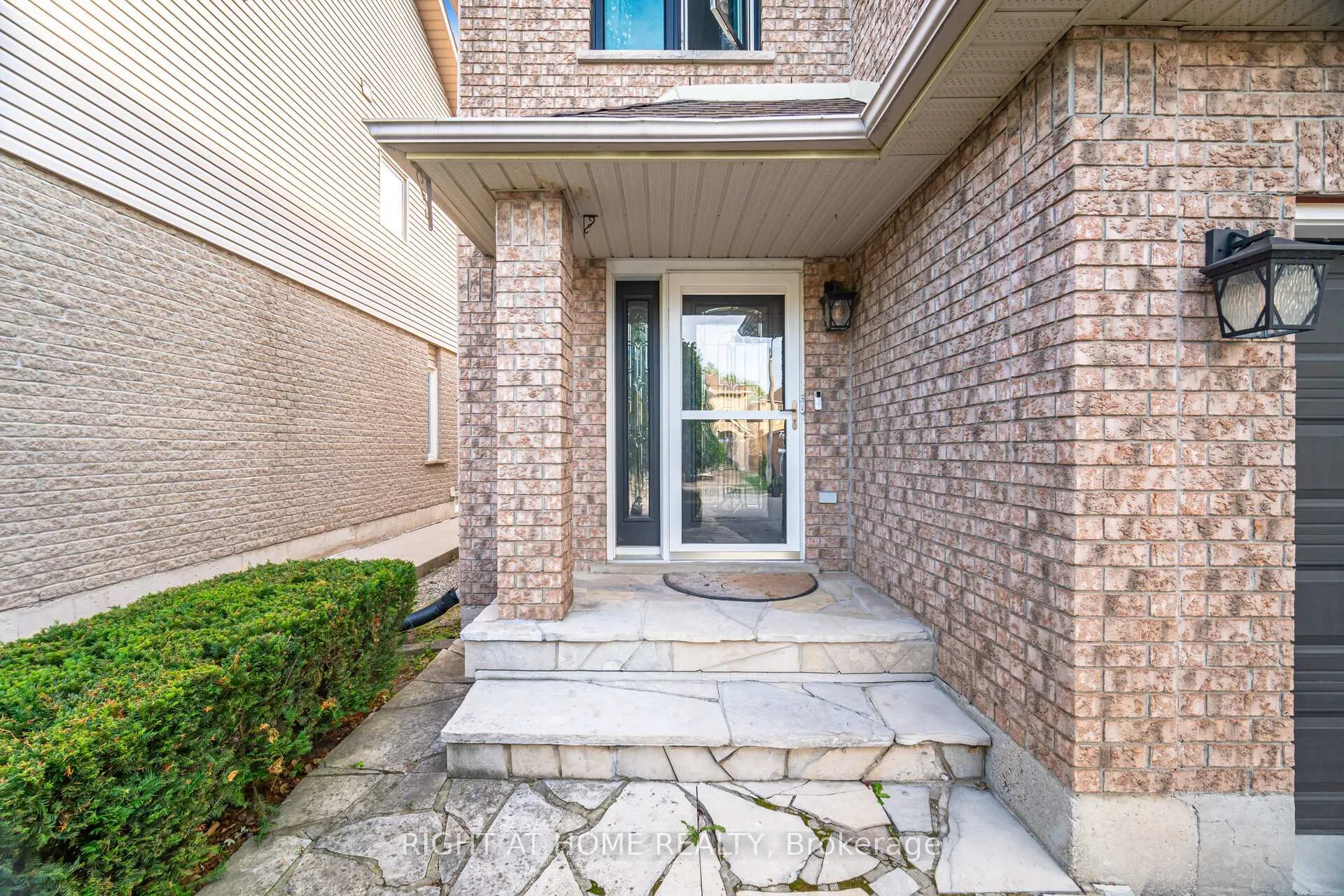 Photo 4 of 1316 Inglehart Drive, Burlington, Tansley — HOMEH