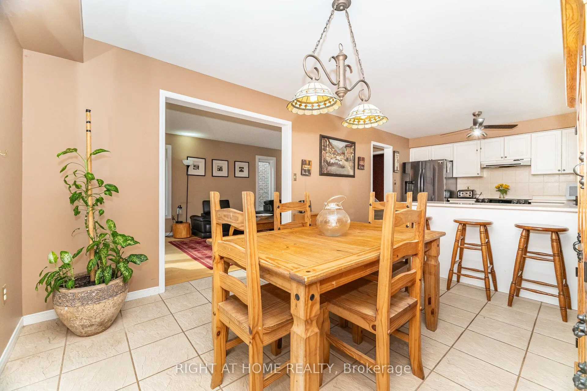 Photo 12 of 1316 Inglehart Drive, Burlington, Tansley — HOMEH