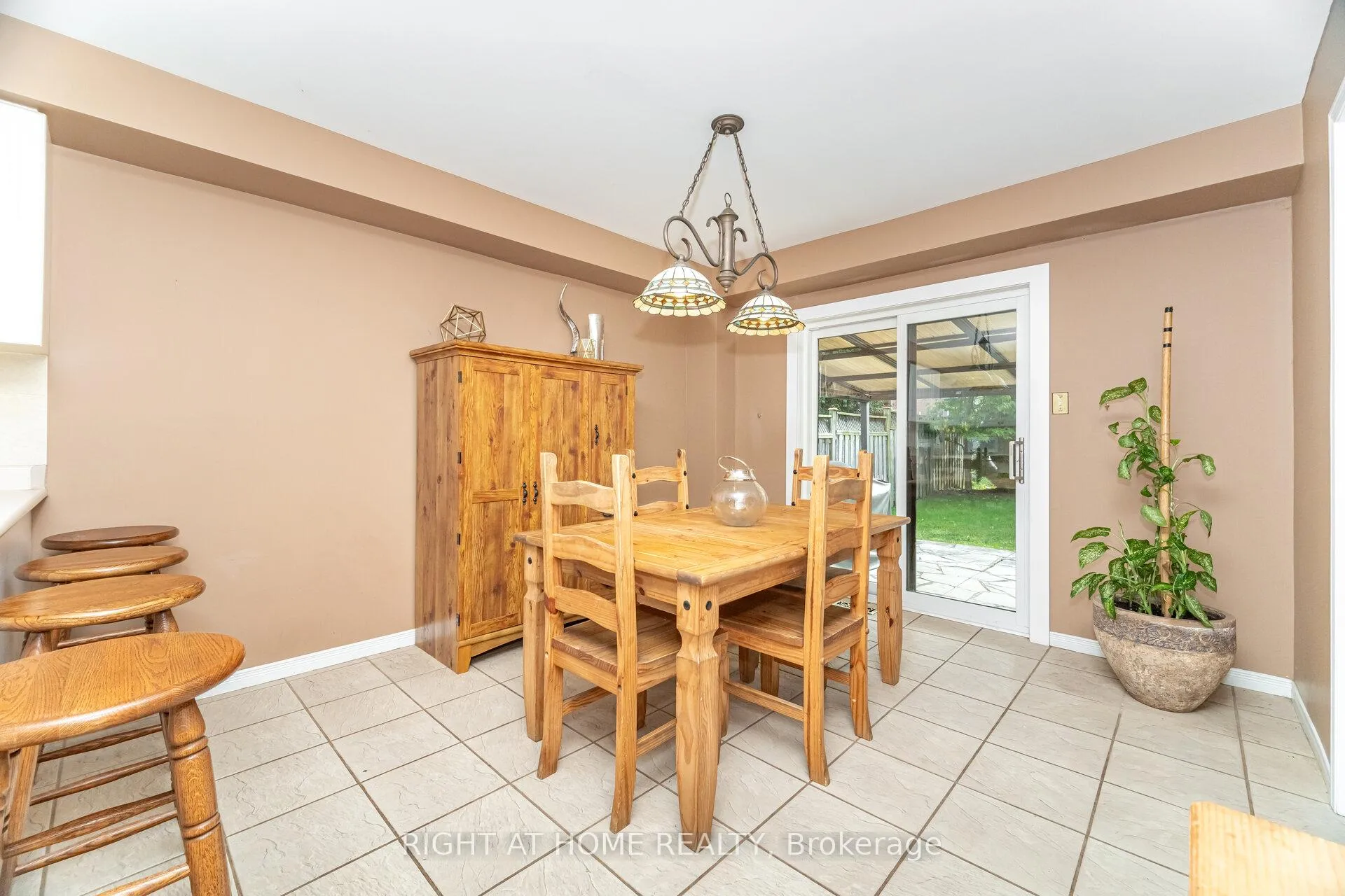 Photo 13 of 1316 Inglehart Drive, Burlington, Tansley — HOMEH