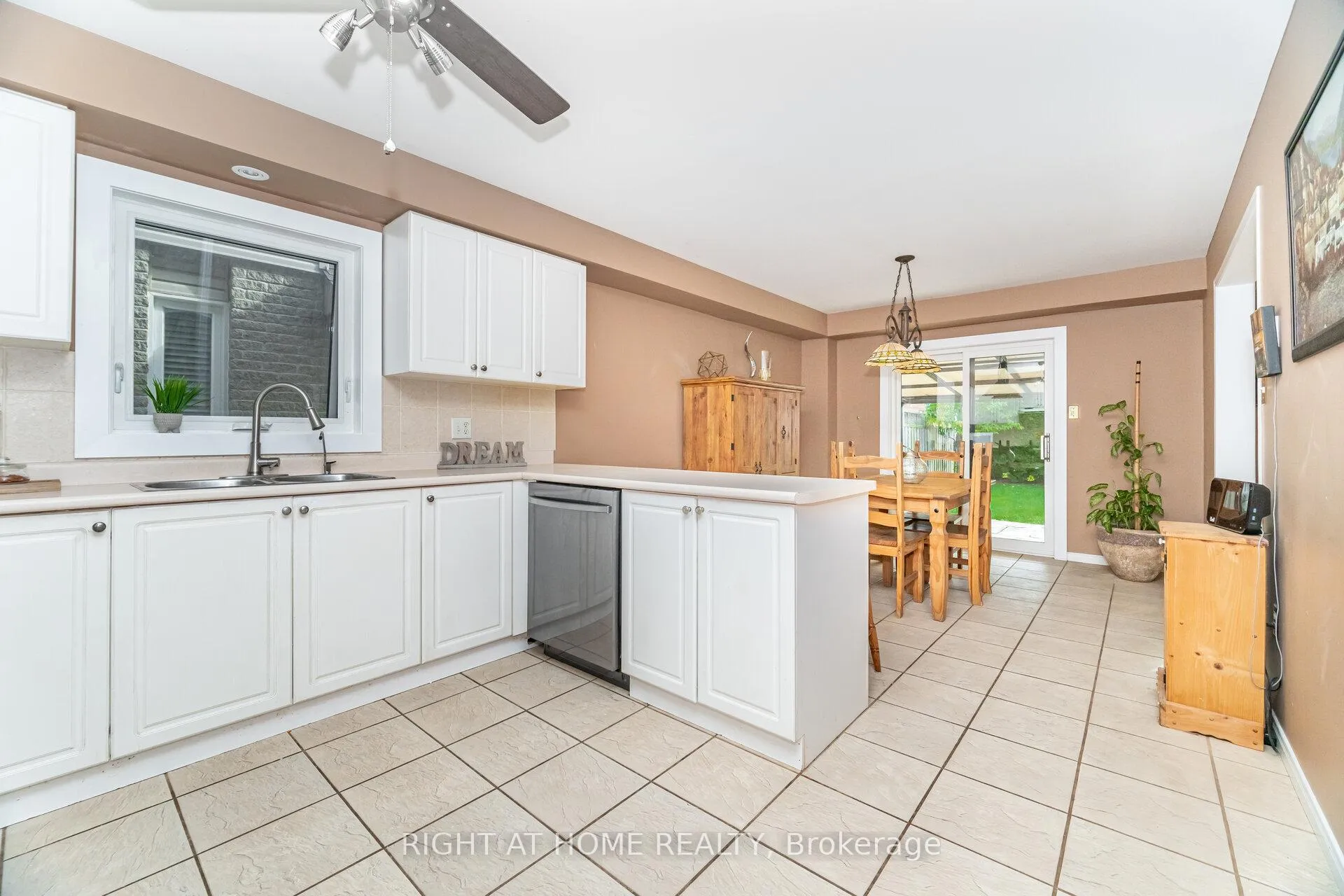 Photo 16 of 1316 Inglehart Drive, Burlington, Tansley — HOMEH