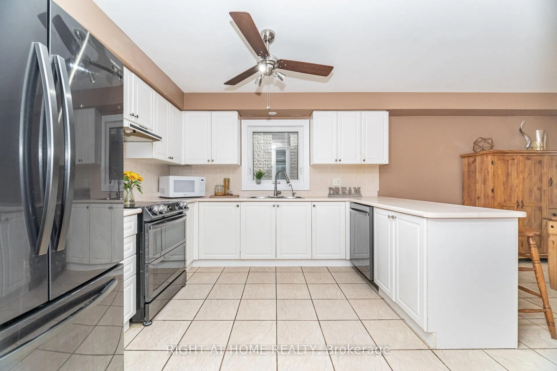 Photo 20 of 1316 Inglehart Drive, Burlington, Tansley — HOMEH