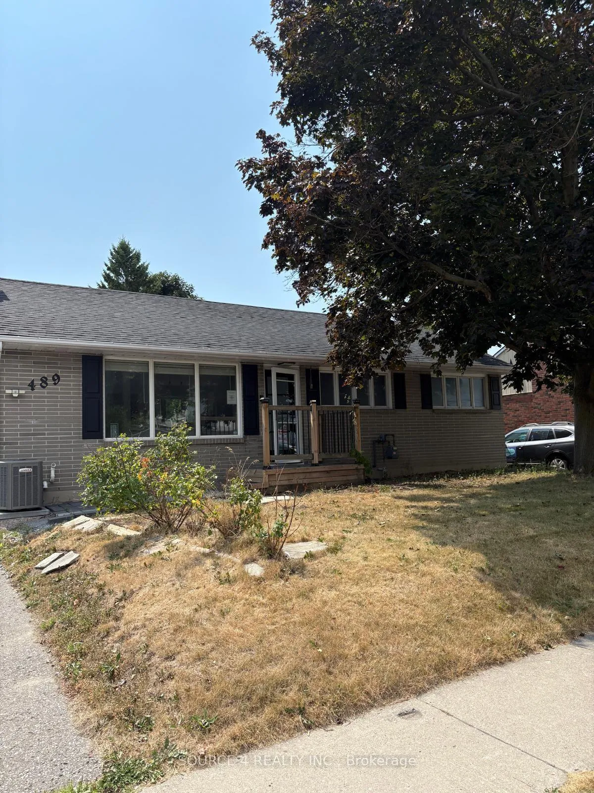Front of 489 Rossland Road W