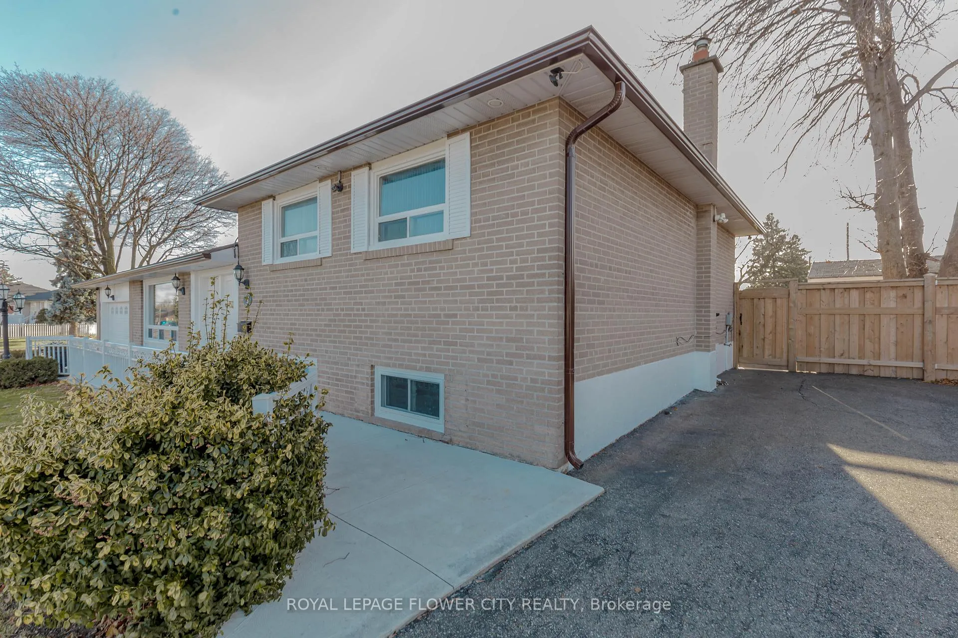 Photo 4 of 2 Alexandria Crescent, Brampton, Avondale — HOMEH