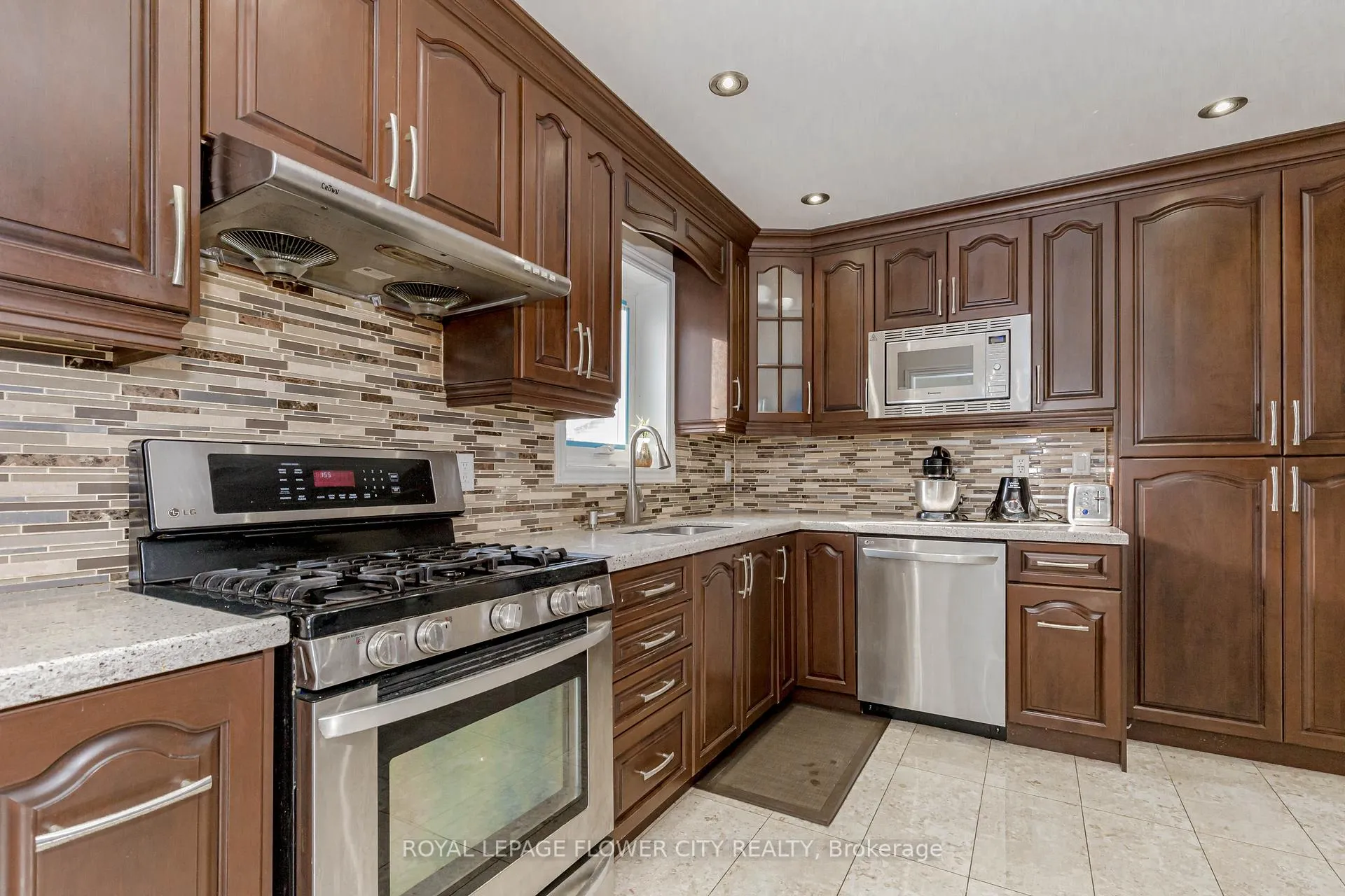 Photo 17 of 2 Alexandria Crescent, Brampton, Avondale — HOMEH