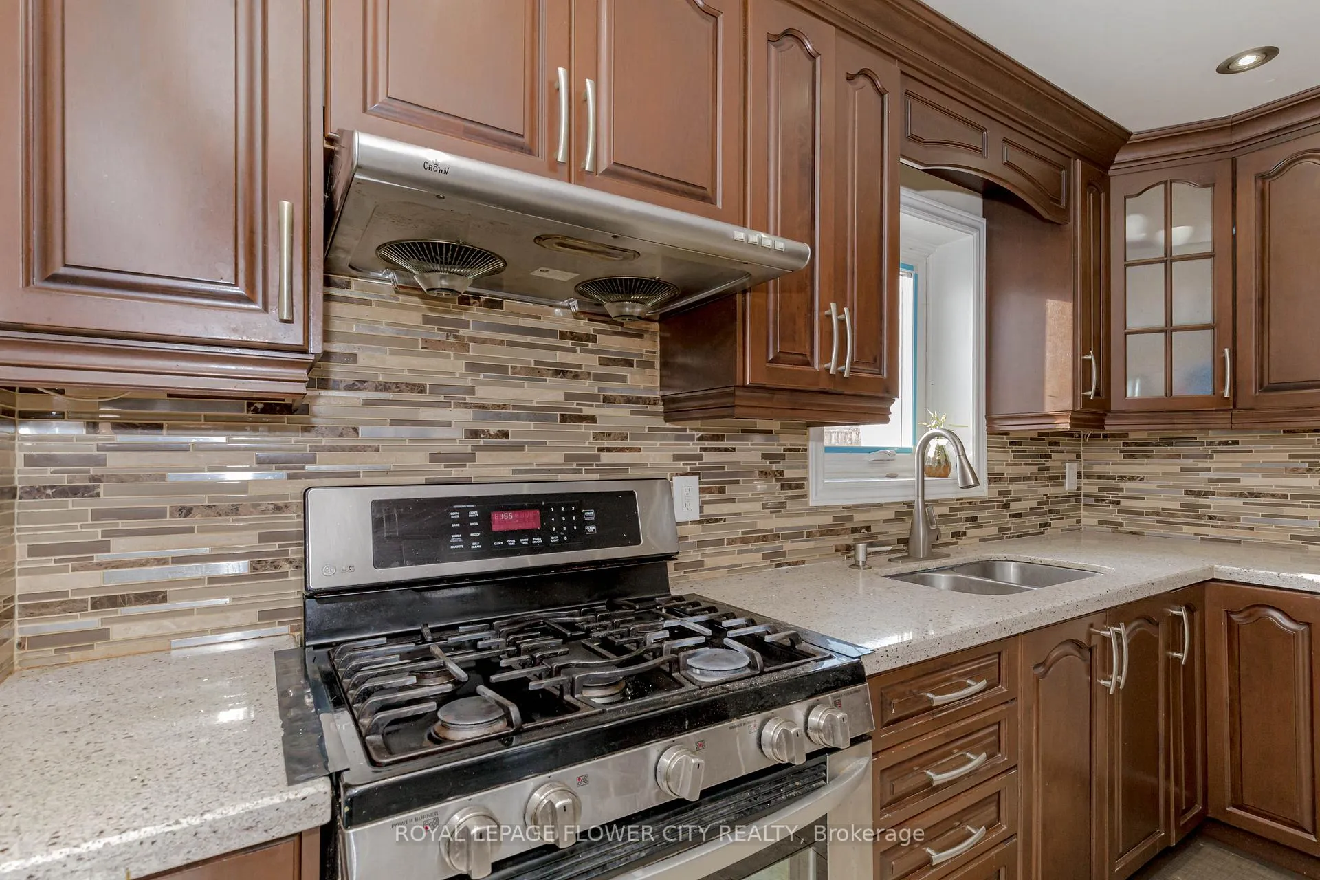 Photo 18 of 2 Alexandria Crescent, Brampton, Avondale — HOMEH