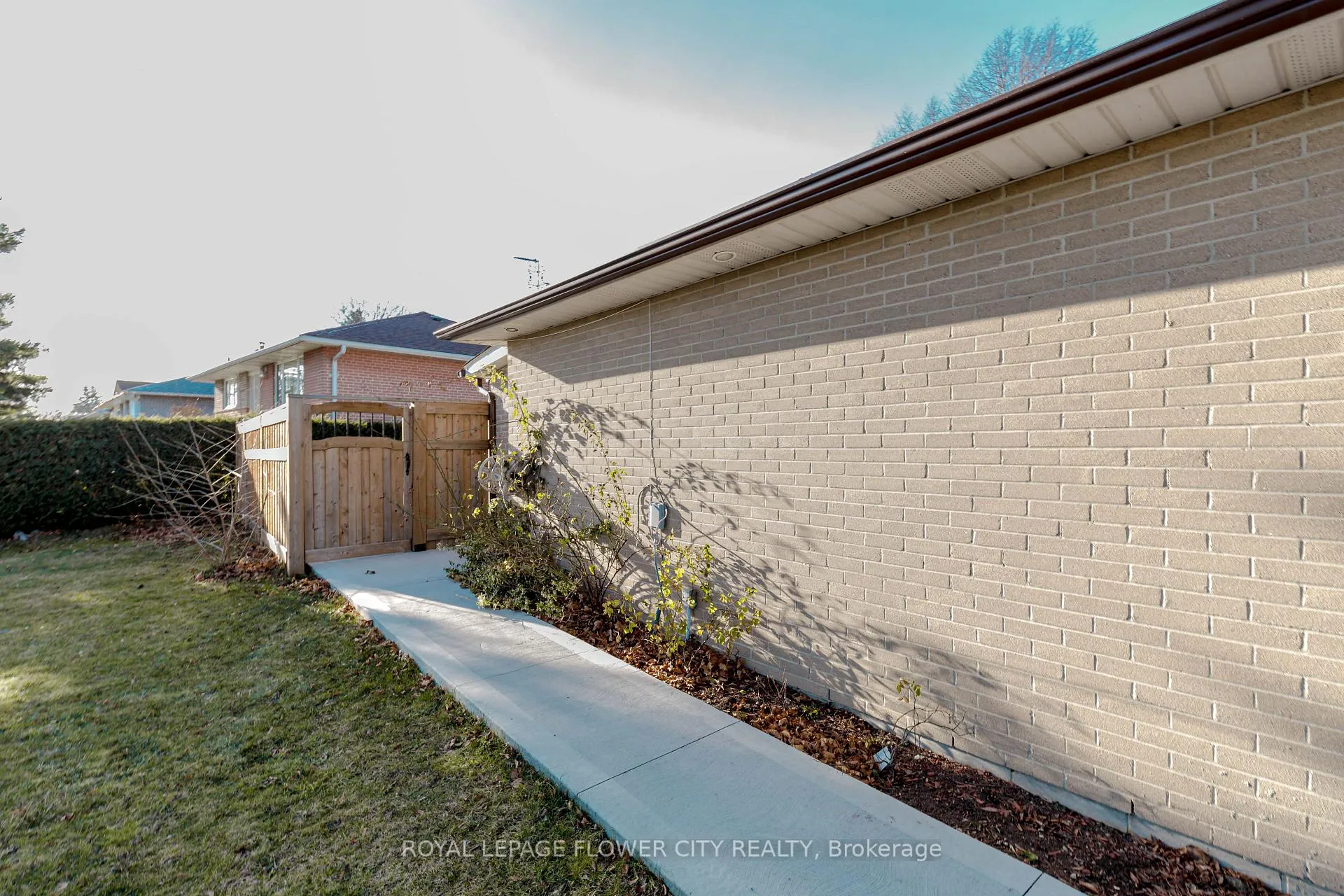 Photo 35 of 2 Alexandria Crescent, Brampton, Avondale — HOMEH