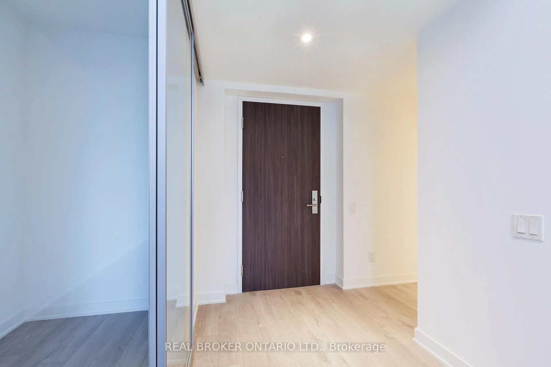 Photo 3 of Unit 304, 185 Roehampton Avenue, Toronto, Mount Pleasant West — HOMEH