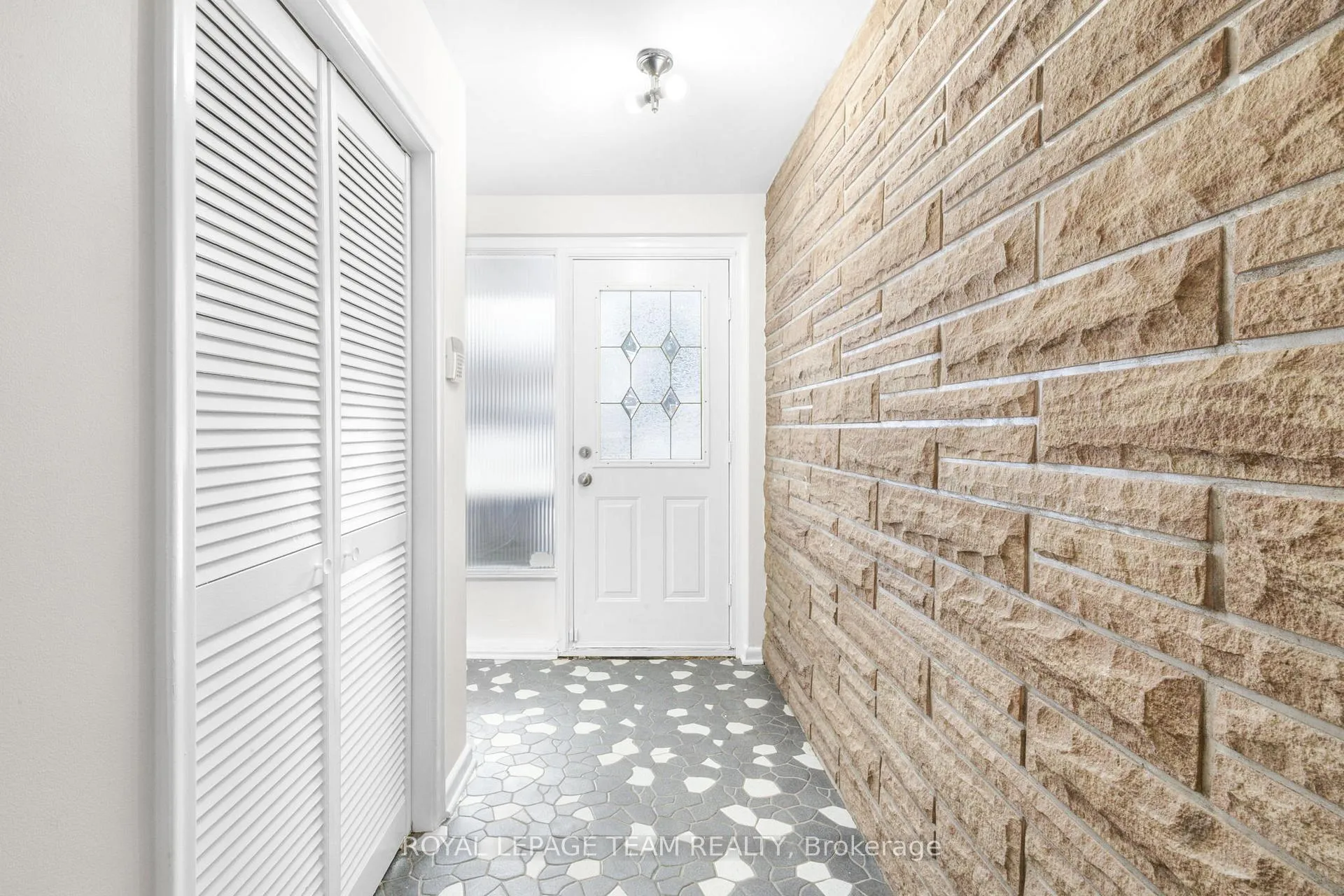 Photo 5 of 2358 Malone Crescent, Ottawa, Queensway Terrace South/Ridgeview — HOMEH