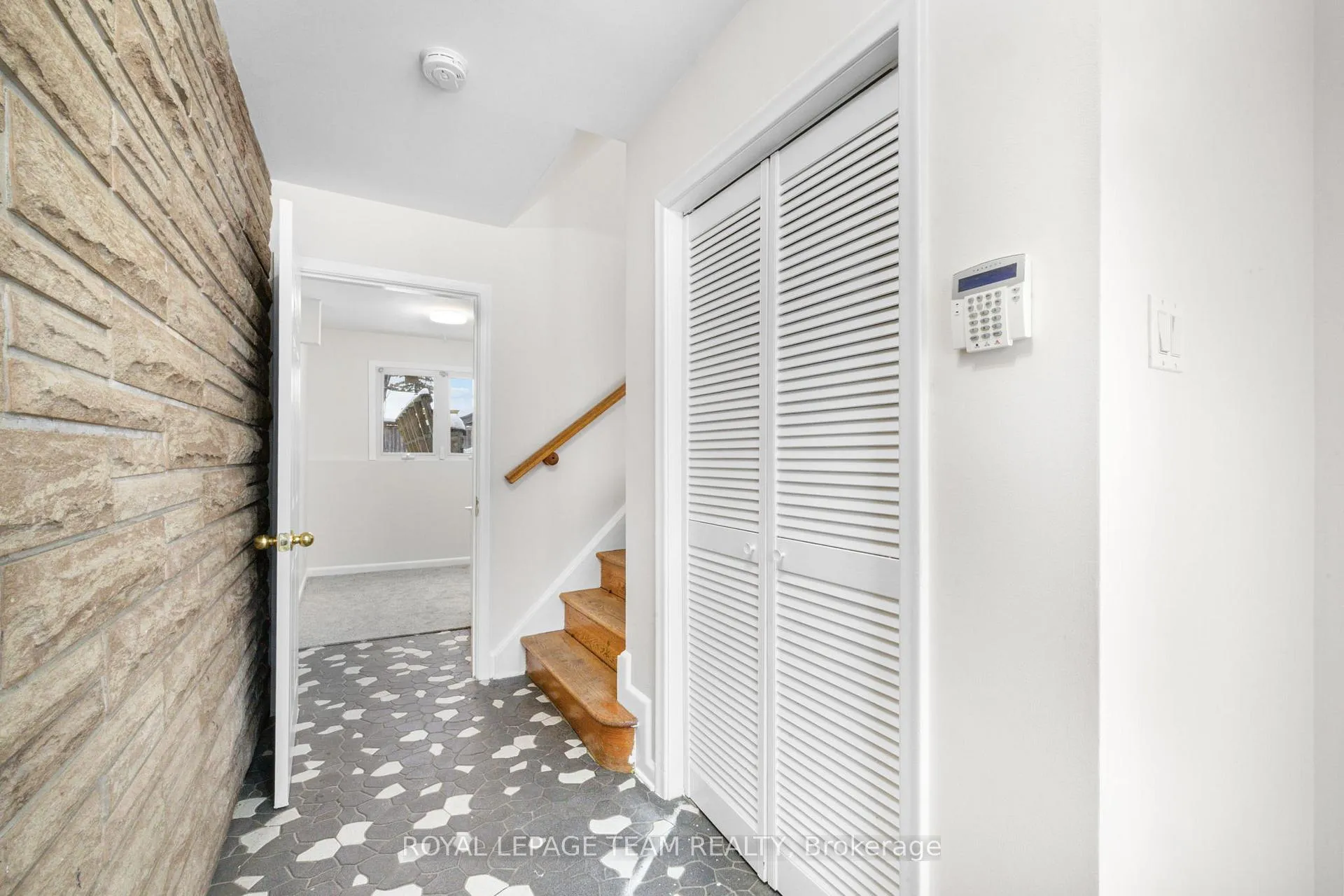 Photo 7 of 2358 Malone Crescent, Ottawa, Queensway Terrace South/Ridgeview — HOMEH