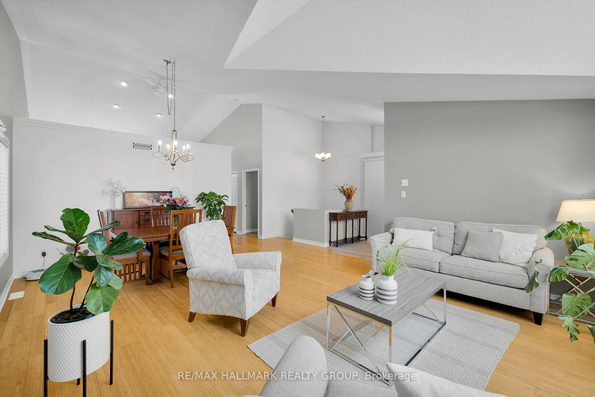 Photo 10 of 813 Galleria Circle, Ottawa, Avalon East — HOMEH