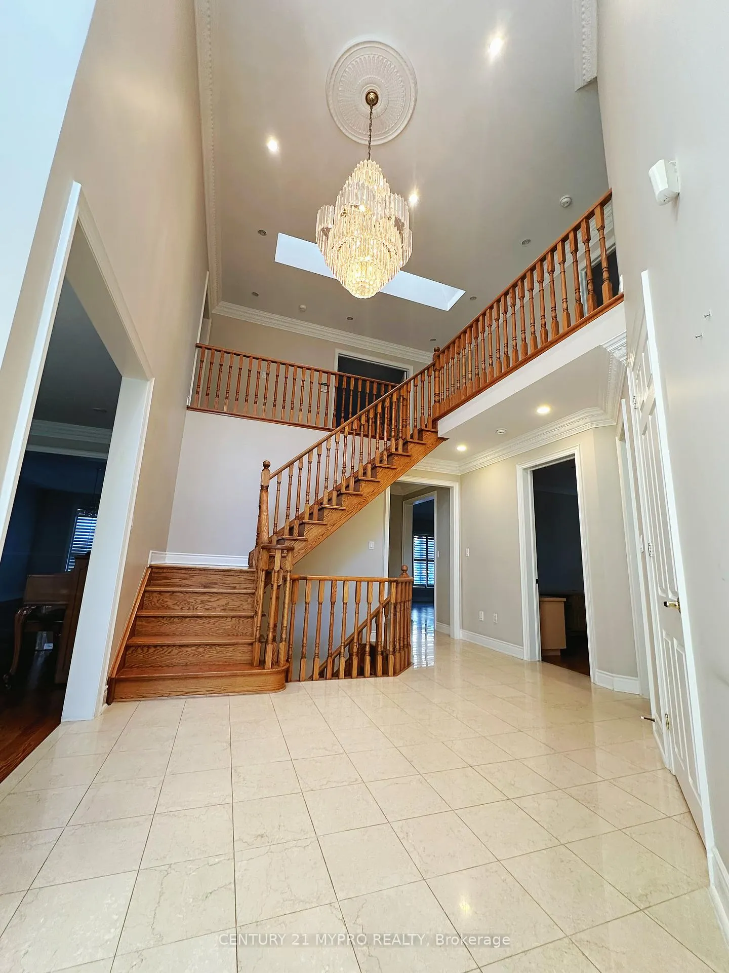 Photo 2 of 9 Langtry Place, Vaughan, Uplands — HOMEH