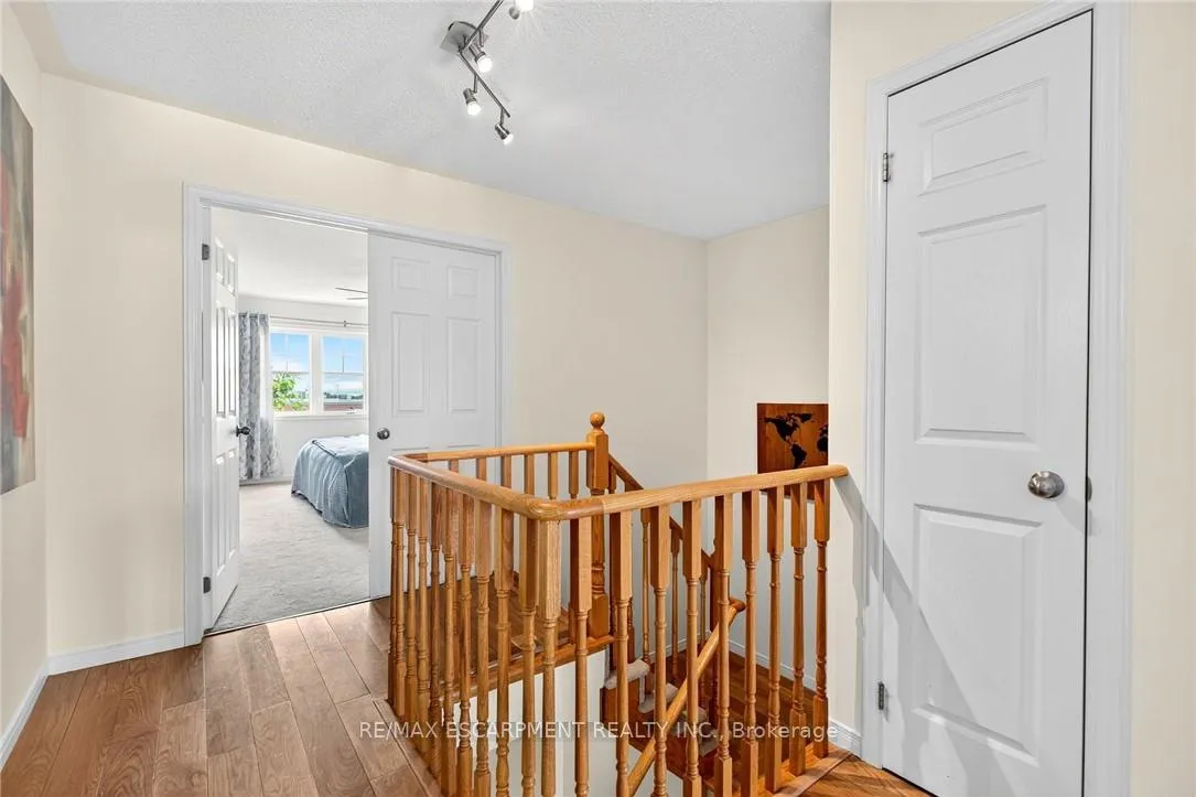 Photo 18 of 161 Nisbet Boulevard, Hamilton, Waterdown — HOMEH