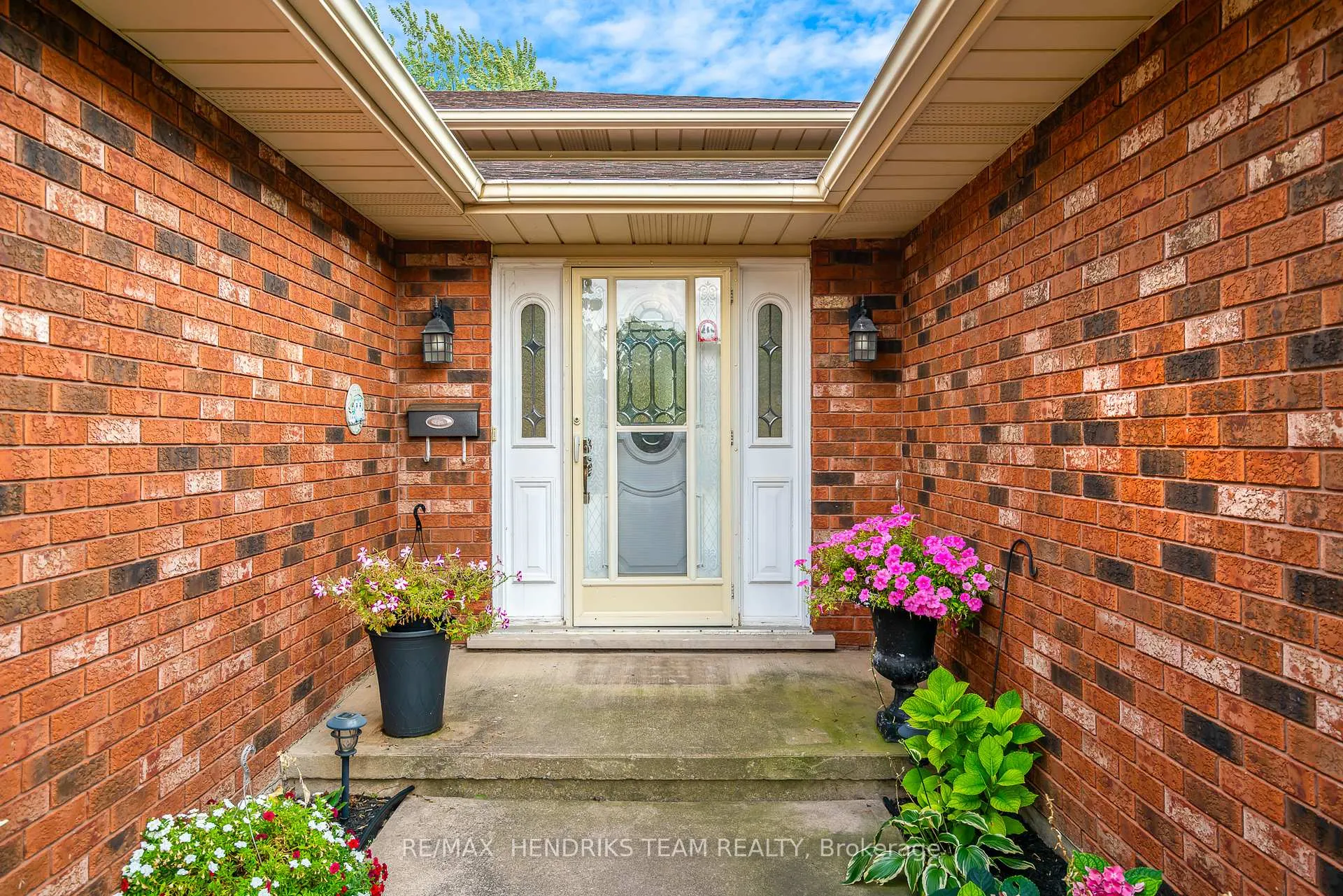 Photo 2 of 3688 Cardinal Drive, Niagara Falls, Mt. Carmel — HOMEH