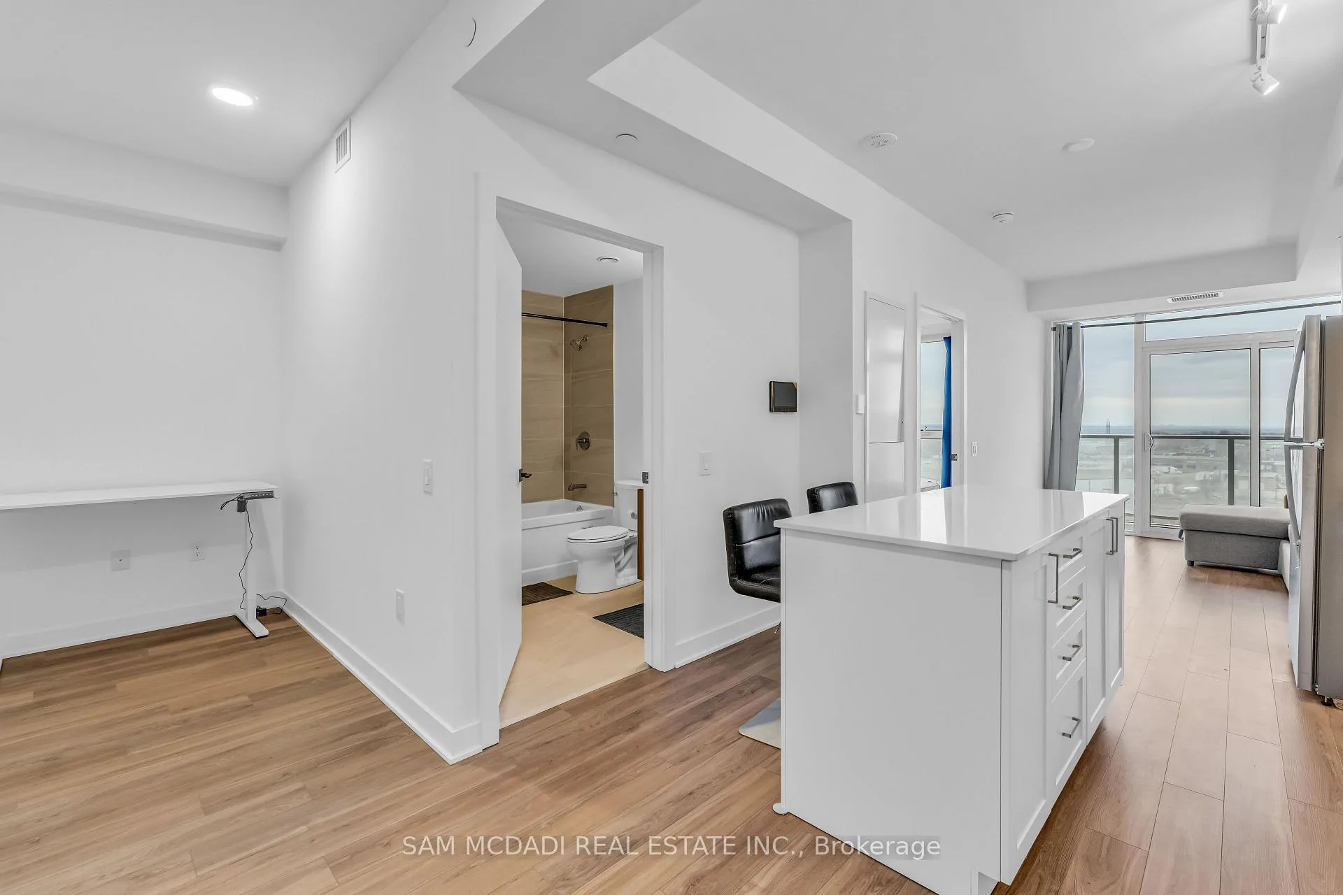 Photo 4 of Unit 708, 2782 Barton Street E, Hamilton, Riverdale — HOMEH