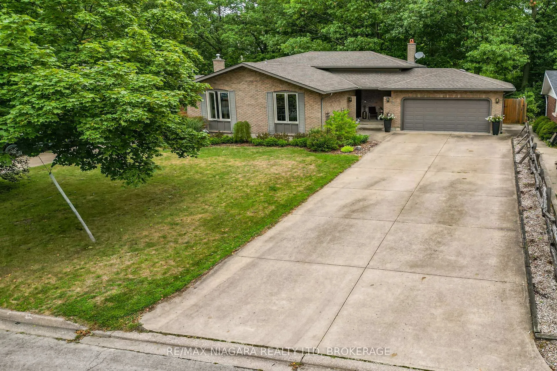 Photo 2 of 77 Alexandra Boulevard W, St. Catharines, Secord Woods — HOMEH