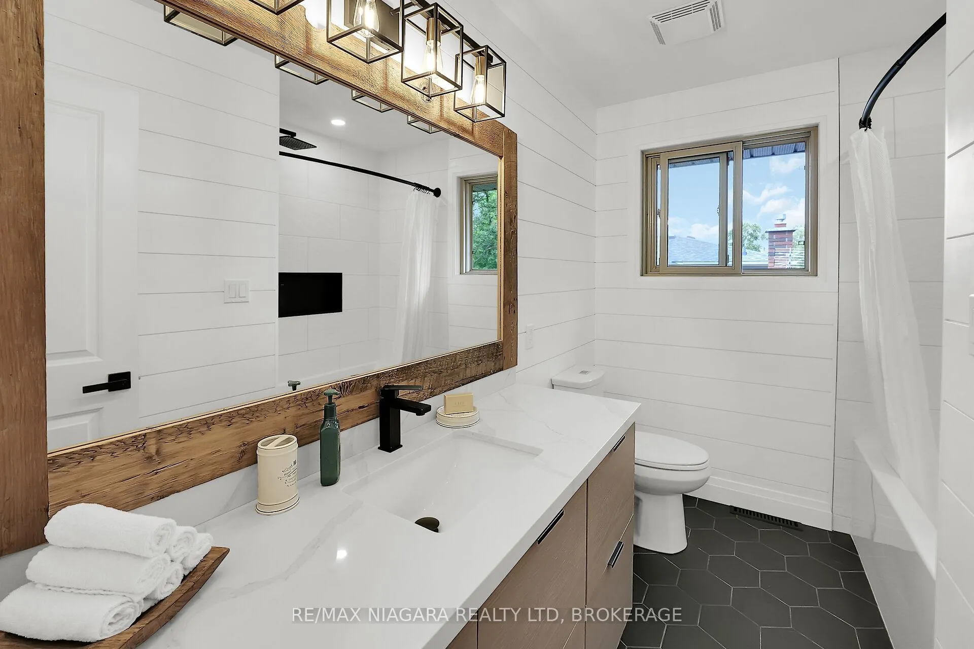 Photo 25 of 77 Alexandra Boulevard W, St. Catharines, Secord Woods — HOMEH