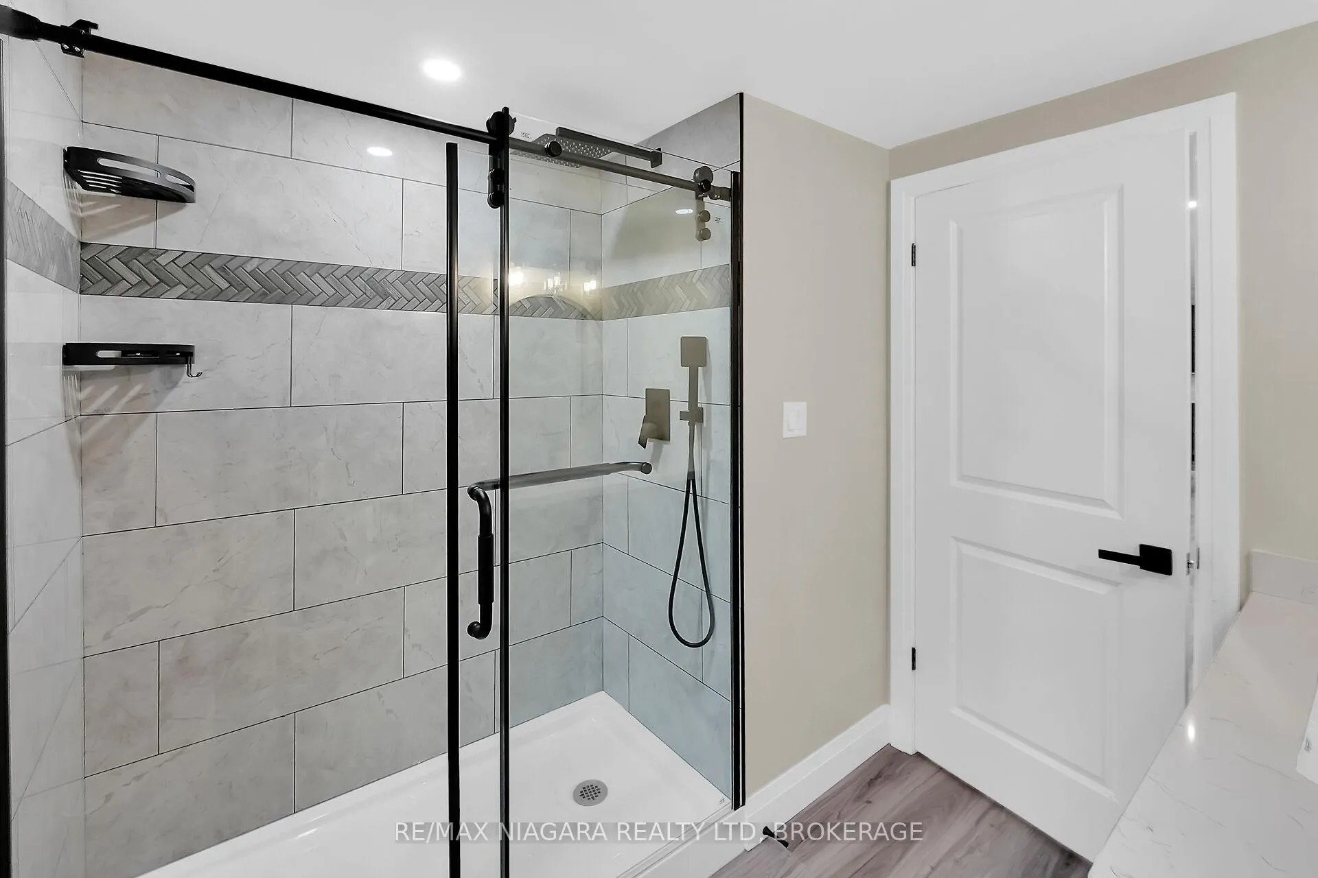 Photo 33 of 77 Alexandra Boulevard W, St. Catharines, Secord Woods — HOMEH