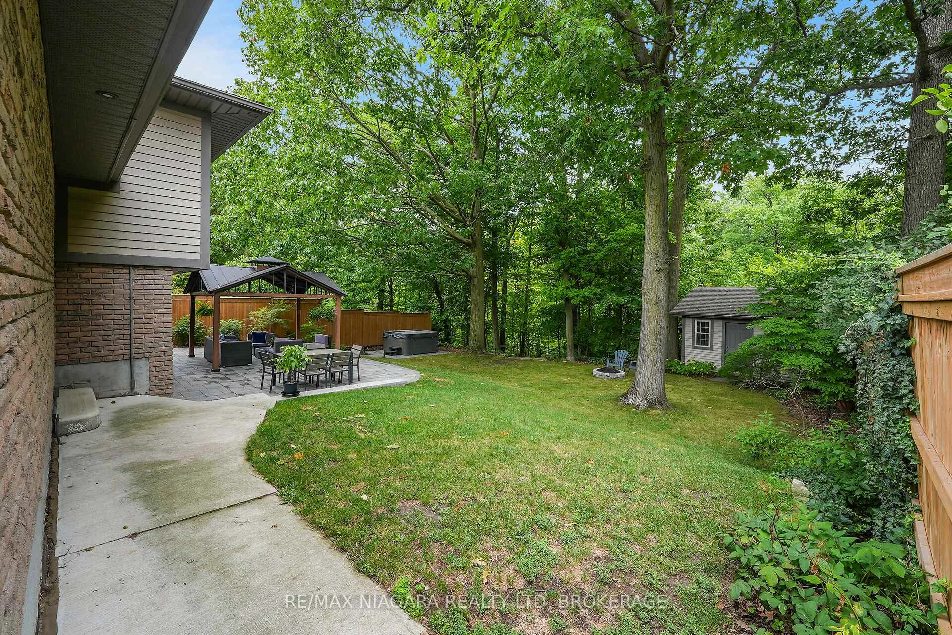 Photo 37 of 77 Alexandra Boulevard W, St. Catharines, Secord Woods — HOMEH