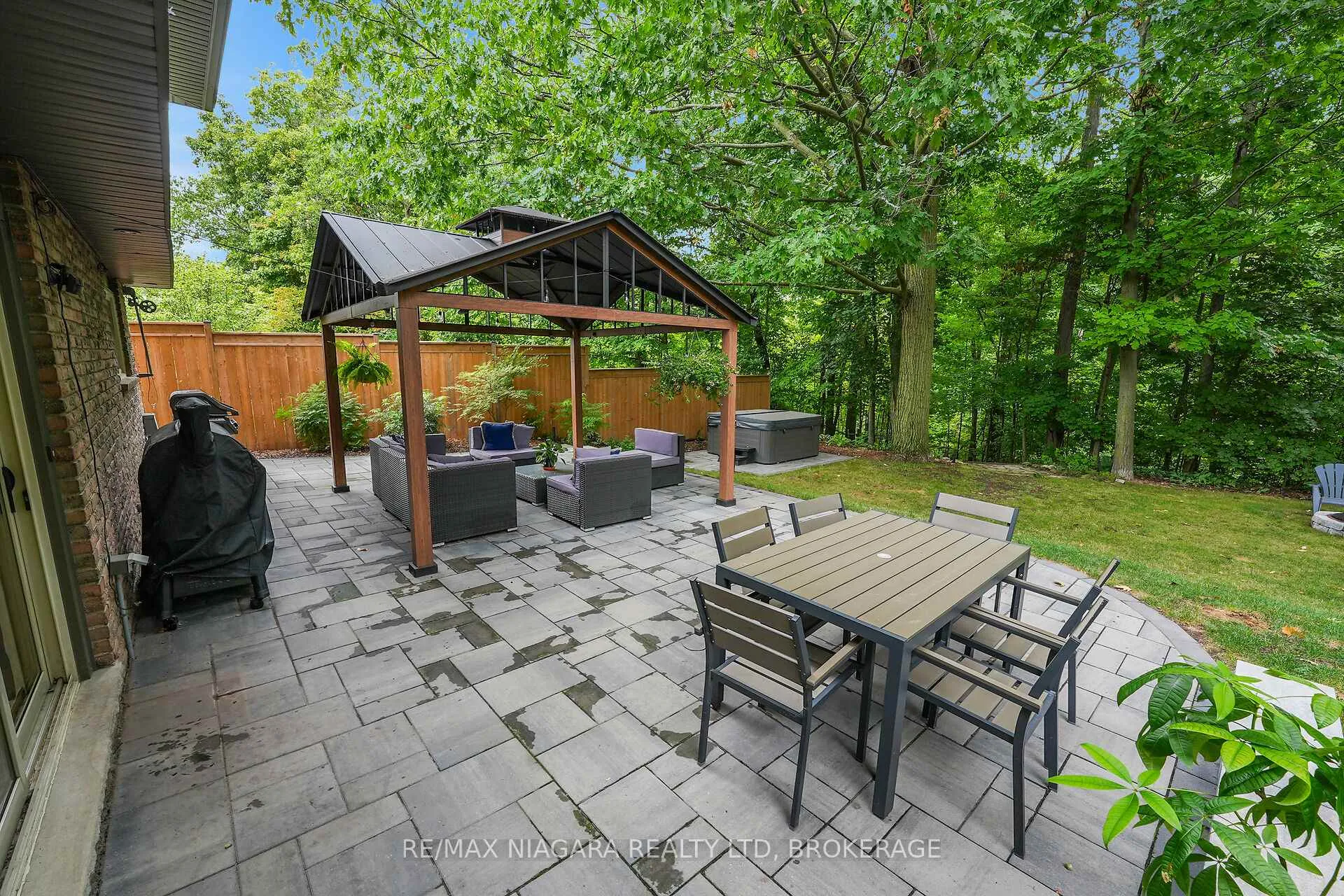 Photo 39 of 77 Alexandra Boulevard W, St. Catharines, Secord Woods — HOMEH