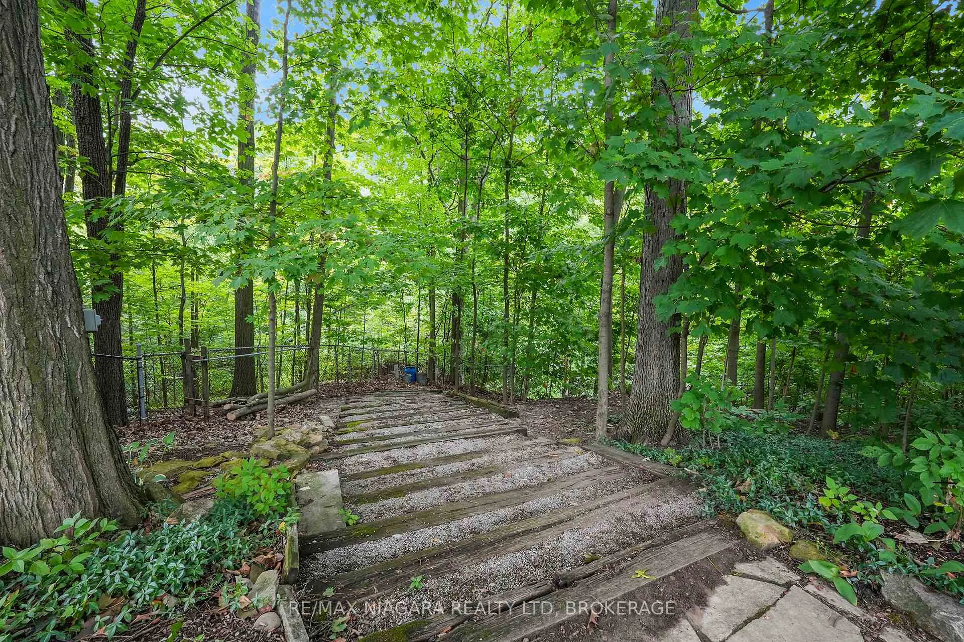 Photo 42 of 77 Alexandra Boulevard W, St. Catharines, Secord Woods — HOMEH
