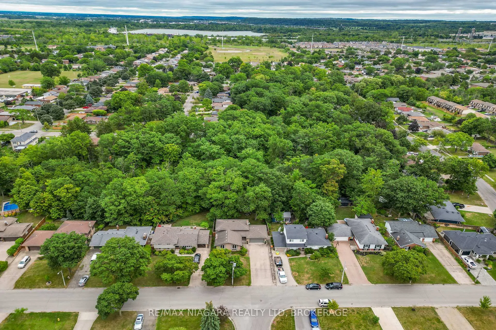 Photo 48 of 77 Alexandra Boulevard W, St. Catharines, Secord Woods — HOMEH