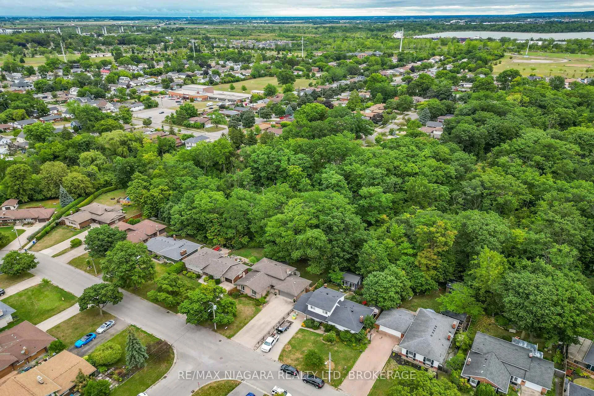 Photo 49 of 77 Alexandra Boulevard W, St. Catharines, Secord Woods — HOMEH