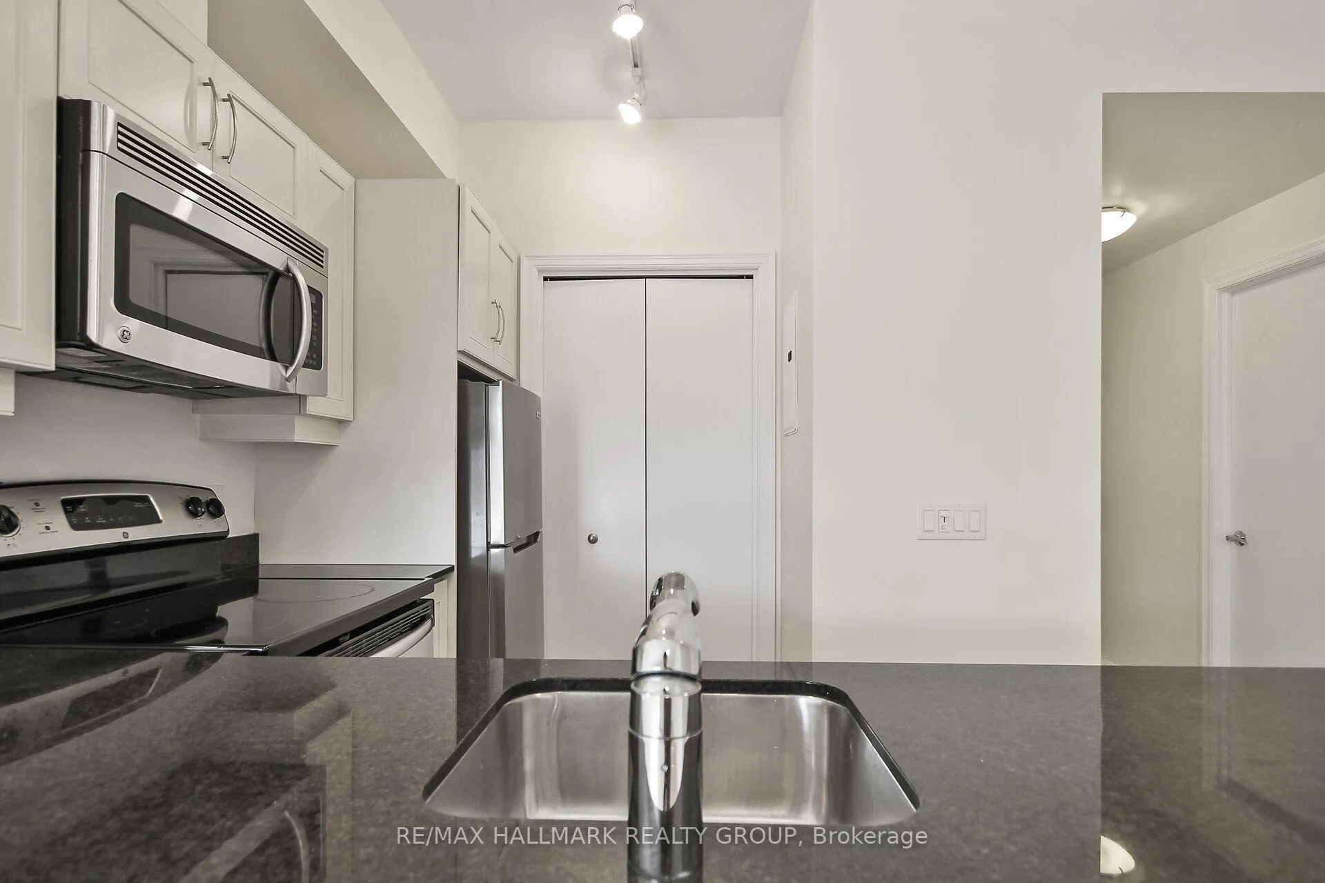 Photo 9 of Unit 402, 75 Cleary Avenue, Ottawa, Woodroffe — HOMEH