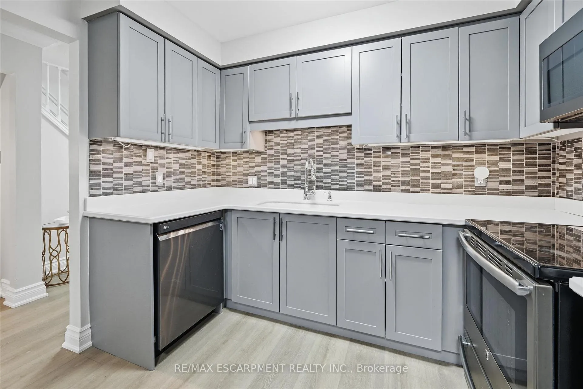 Photo 15 of Unit 9, 4194 Longmoor Drive, Burlington, Shoreacres — HOMEH