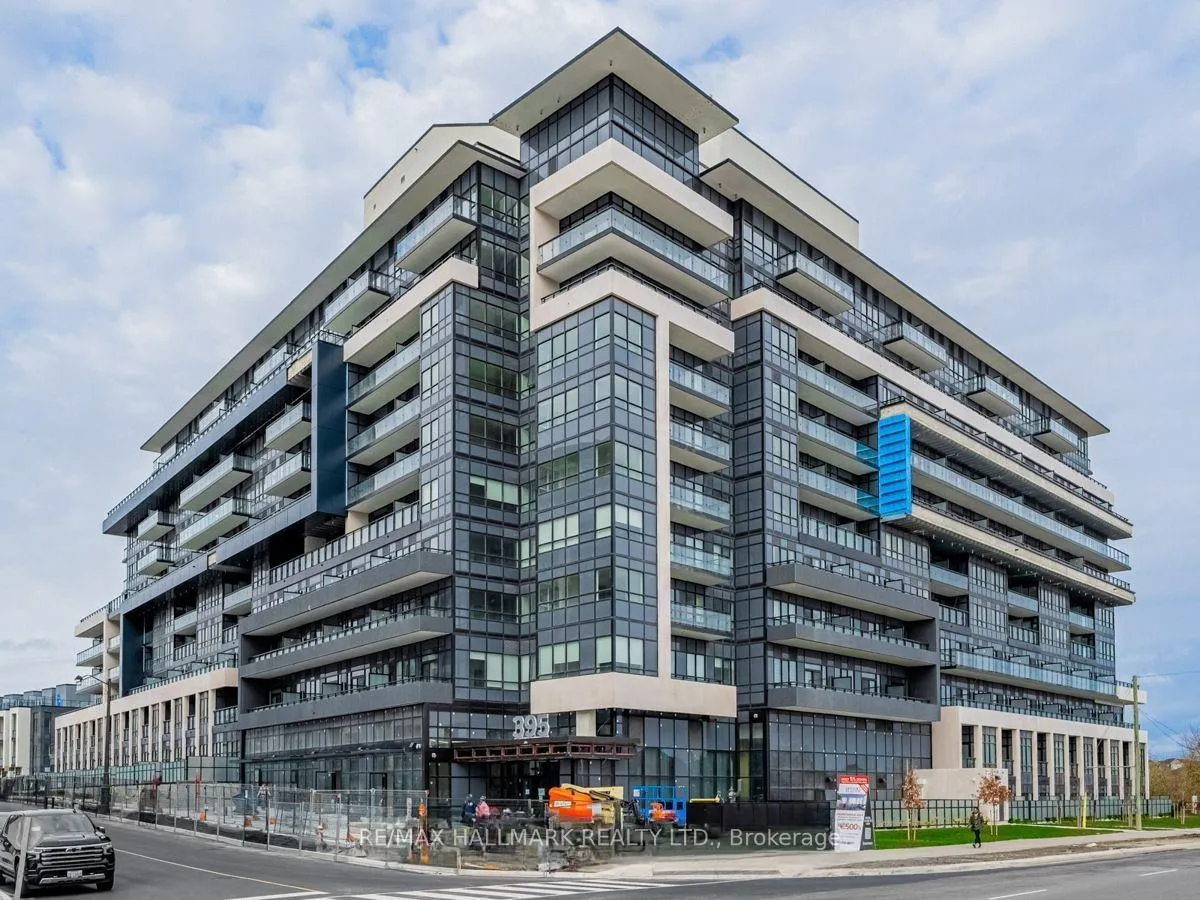 Front of Unit 815, 395 Dundas Street W