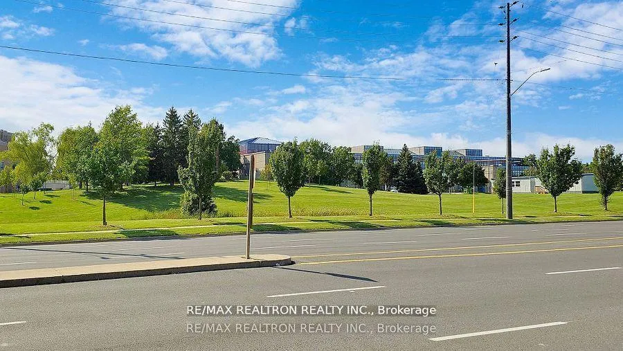 Photo 32 of 72 Spanhouse Crescent, Markham, Unionville — HOMEH