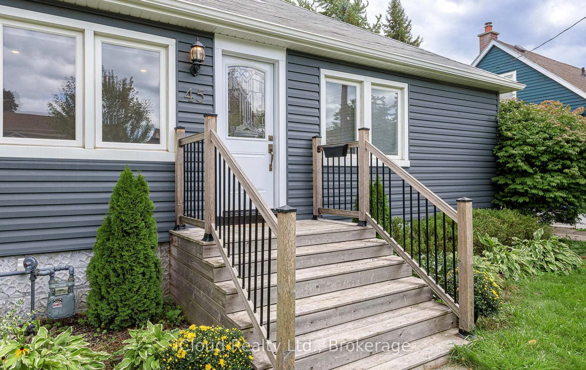 Photo 2 of 45 Archibald Street, Brampton, Brampton West — HOMEH