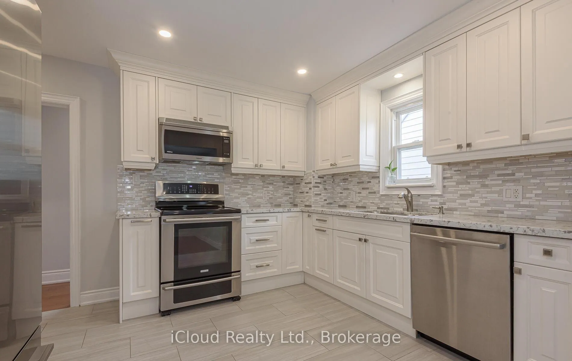 Photo 5 of 45 Archibald Street, Brampton, Brampton West — HOMEH