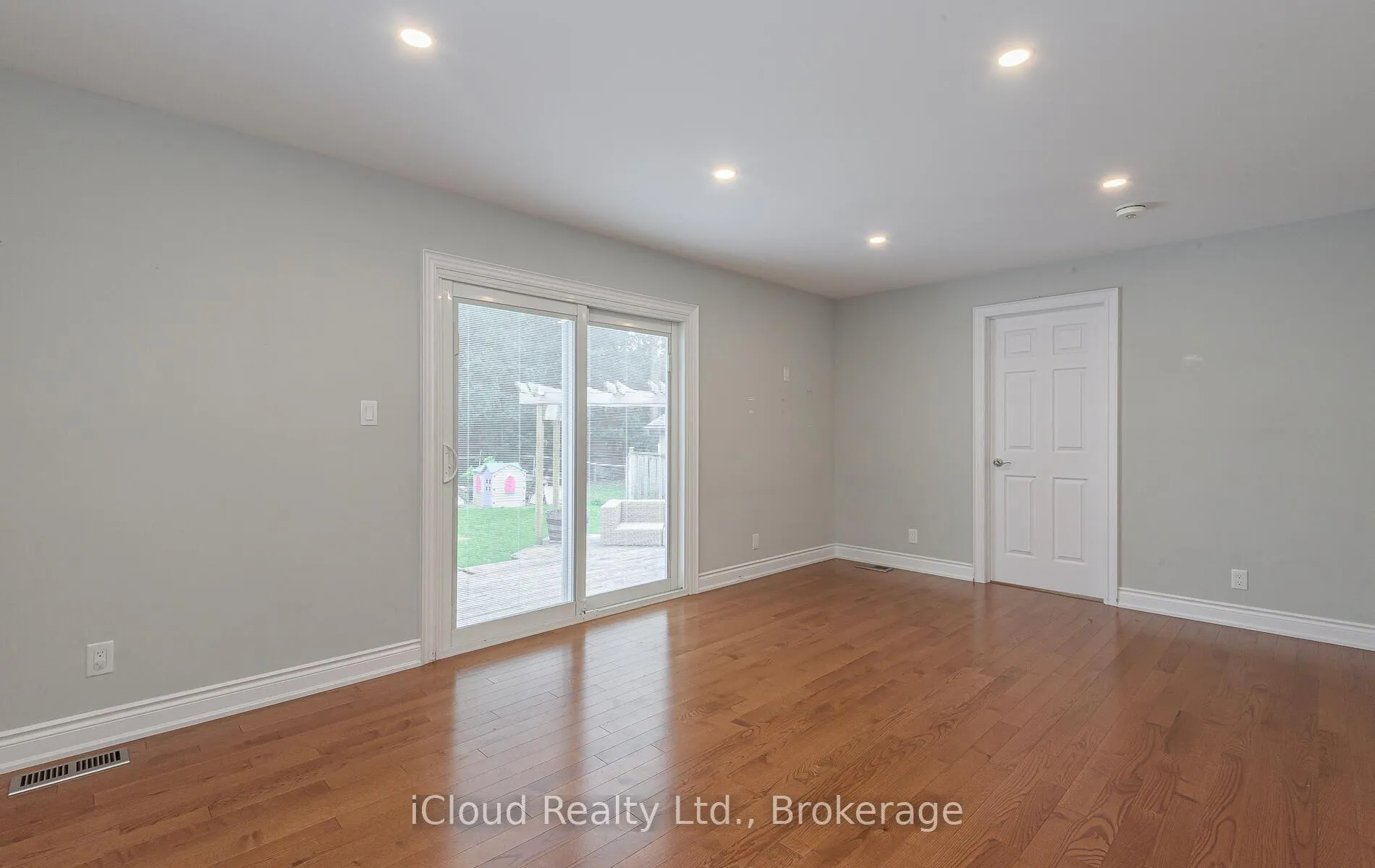 Photo 8 of 45 Archibald Street, Brampton, Brampton West — HOMEH