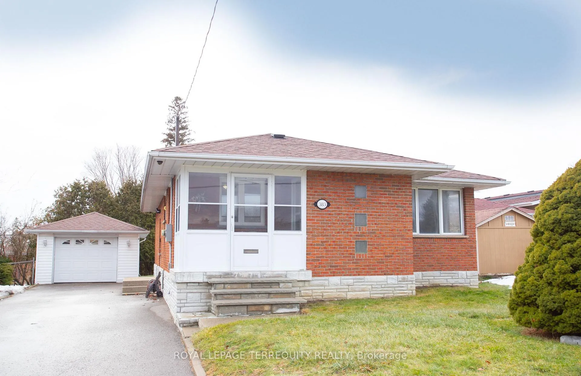 Front of 383 Rossland Road W