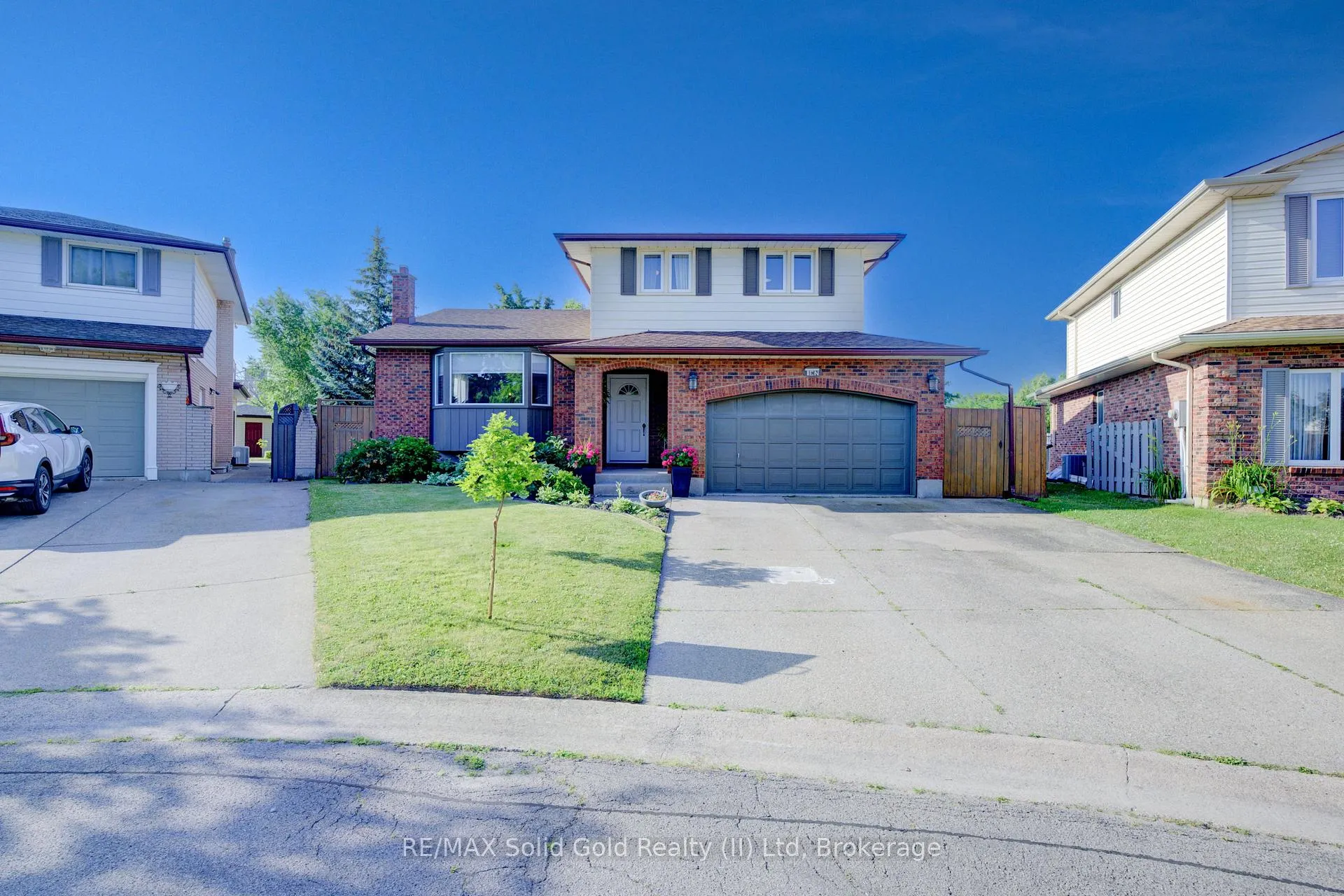 Photo 2 of 10 Winfield Court, St. Catharines, Carlton/Bunting — HOMEH