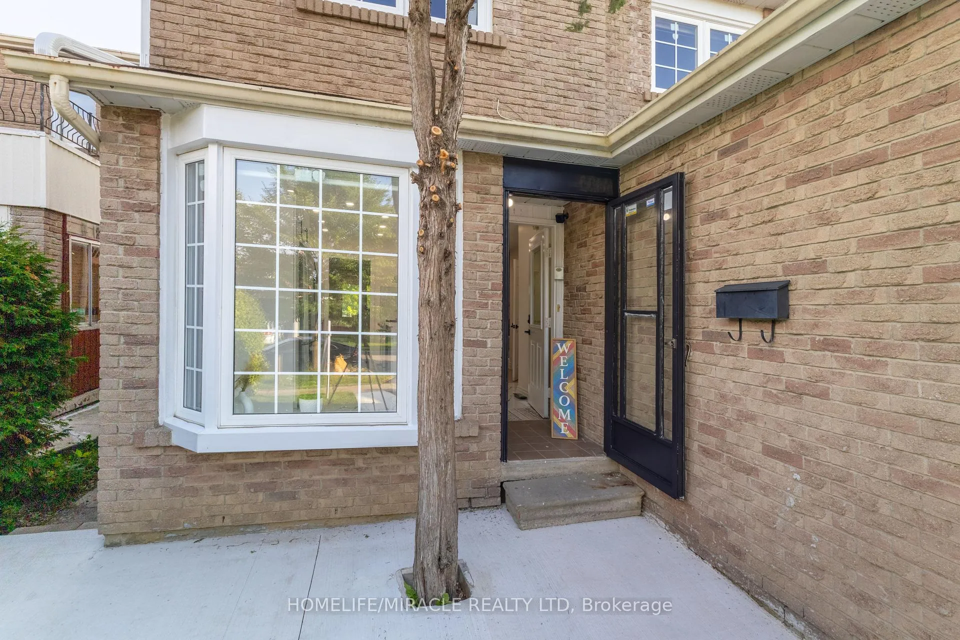 Photo 3 of 60 Denlow Drive, Brampton, Fletcher's West — HOMEH