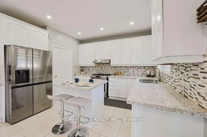 Photo 13 of 106 Watsonbrook Drive, Brampton, Sandringham-Wellington — HOMEH